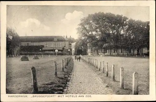 Ak Harderwijk Gelderland, Bruggepoort met Hotels aan Zee