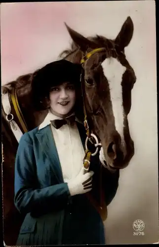 Ak Frau mit Pferd, Freundschaft, Zaumzeug