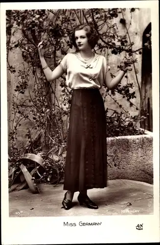 Ak Miss Germany, Frauenportrait, Rock, Halskette, Garten, Blühender Baum