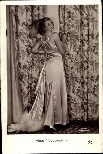 Ak Miss Yougoslavie, Frauenportrait, Kleid, Vorhang, Model