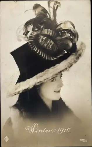Ak Winter 1910, Frau mit Hut, Federn