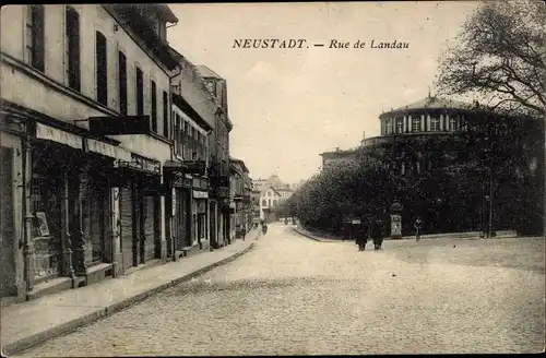 Ak Neustadt an der Weinstraße, Partie an der Landau Straße, Geschäfte und Passanten