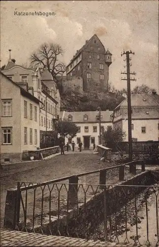 Ak Katzenelnbogen im Rhein Lahn Kreis, Straßenpartie am Wasser, Burg