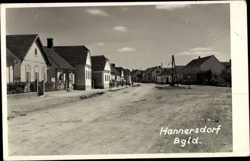 Ak Hannersdorf Burgenland, Straßenpartie, Wohnhäuser