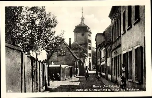 Ak Borna in Sachsen, Mauerpartie mit Blick auf Reichstor