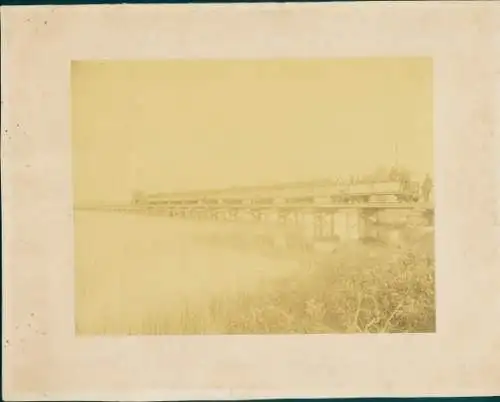 Foto Eisenbahnbrücke, Kleinbahn mit Soldaten, 1. WK