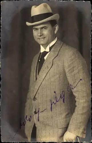 Foto Ak Mann im Anzug, Hut, Krawatte, Standportrait, Unbekannte Persönlichkeit, Autogramm