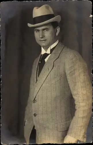 Foto Ak Mann im Anzug, Hut, Krawatte, Standportrait, Unbekannte Persönlichkeit
