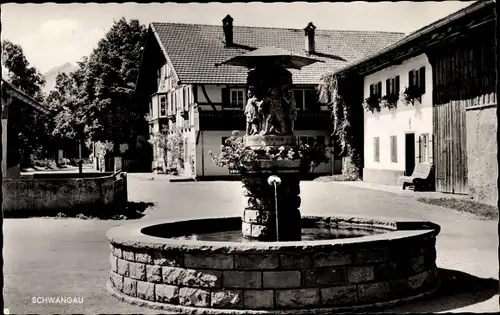 Ak Schwangau im Ostallgäu, Straßenpartie, Brunnen