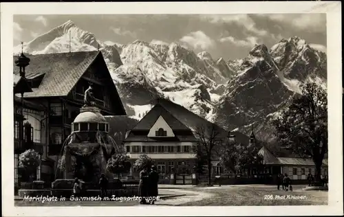Ak Garmisch Partenkirchen in Oberbayern, Marktplatz mit Zugspitzgruppe, Brunnen