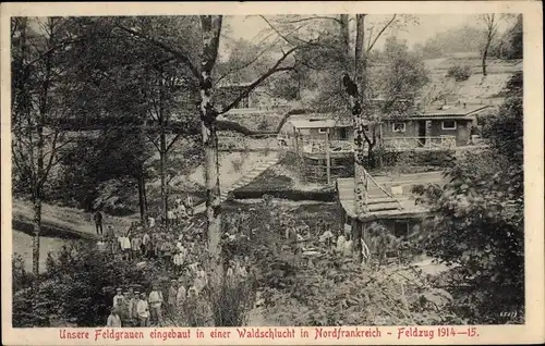 Ak Deutsche Feldgrauen eingebaut in einer Waldschlucht in Nordfrankreich, I. WK