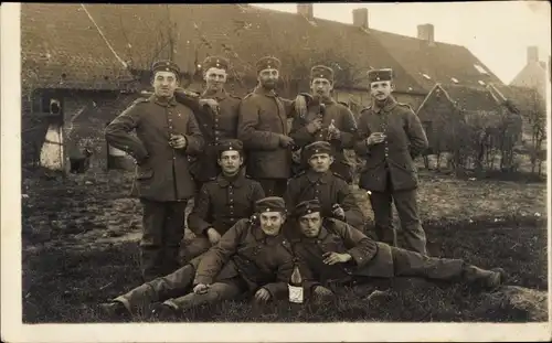 Foto Ak Deutsche Soldaten in Uniformen, Im Hintergrund ein Bauernhof, I. WK
