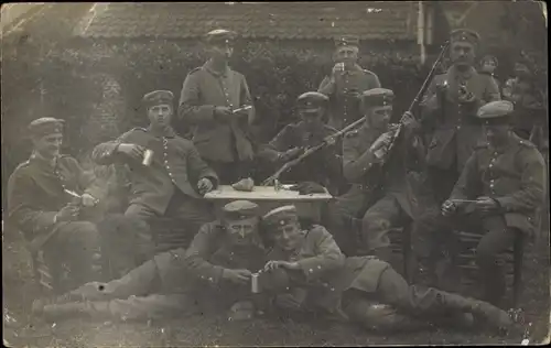 Foto Ak Deutsche Soldaten in Uniformen am Tisch, I. WK