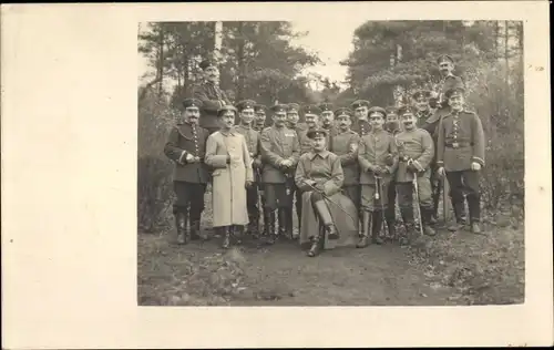 Foto Ak Deutsche Soldaten in Uniformen im Wald, I. WK