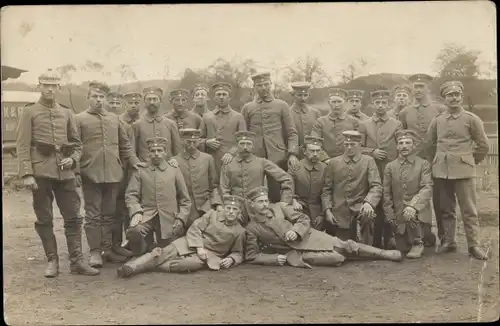 Foto Ak Deutsche Soldaten in Uniformen, I. WK