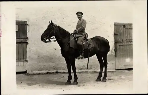 Foto Ak Deutscher Soldat in Uniform zu Pferde, Kaiserzeit