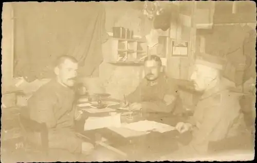 Foto Ak Deutsche Soldaten in Uniformen am Schreibtisch, Unterlagen, Regal, Stühle