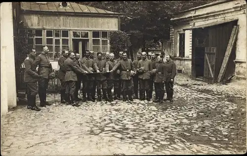 Foto Ak Deutsche Soldaten in Uniformen, Dorf, Bauernhof, Pferdestall, Kaiserzeit