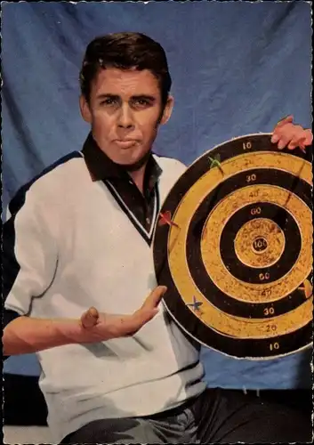 Ak Schauspieler Sänger Peter Kraus, mit Zielscheibe