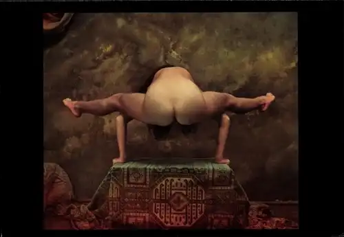 Ak Fotograf Jan Saude, My First Portrait of Iveta 1995, nackte Frau bei einer Jogaübung, Po