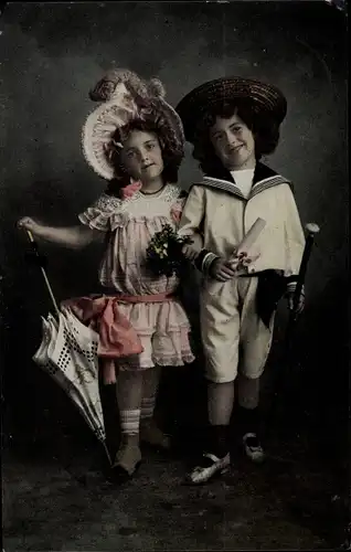 Ak Junge und Mädchen in eleganter Kleidung, Sonnenschirm, Matrosenanzug
