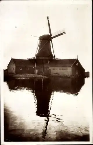 Ak Hollandsche Molen, Windmühle am Wasser