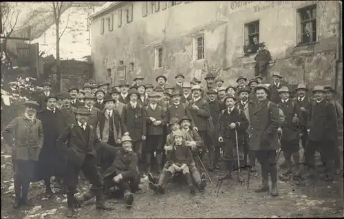 Foto Ak Nürnberg in Mittelfranken, Männer vor einem Gasthaus