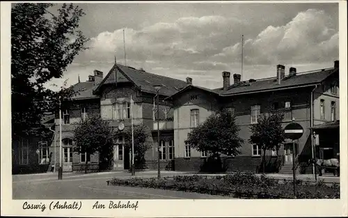 Ak Coswig an der Elbe im Kreis Wittenberg, Am Bahnhof