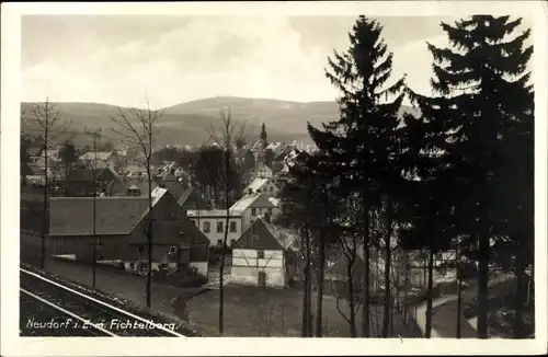 Foto Ak Neudorf Sehmatal im Erzgebirge, Ortspartie, Fichtelberg, Bahngleise