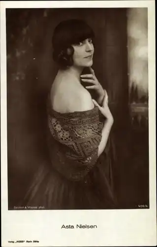 Ak Schauspielerin Asta Nielsen, Portrait, schulterfreies Kleid, Ross Verlag 406/4