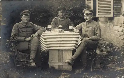 Foto Ak Deutsche Soldaten in Uniformen Bier trinkend, Kaiserzeit