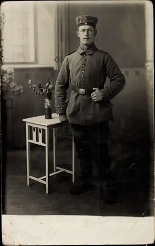 Foto Ak Deutscher Soldat in Uniform, Standportrait, Kaiserzeit