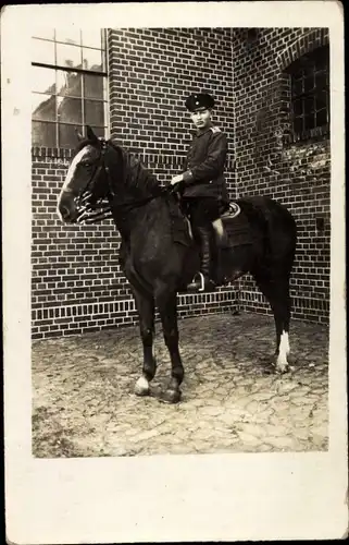 Foto Ak Deutscher Soldat in Uniform zu Pferde