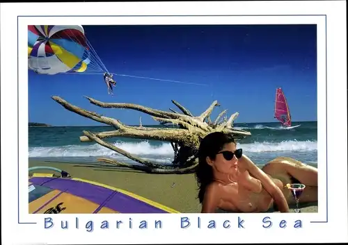 Ak Bulgarien, Black Sea, Schwarzes Meer, dunkelhaarige nackte Frau, Busen, Windsurfer