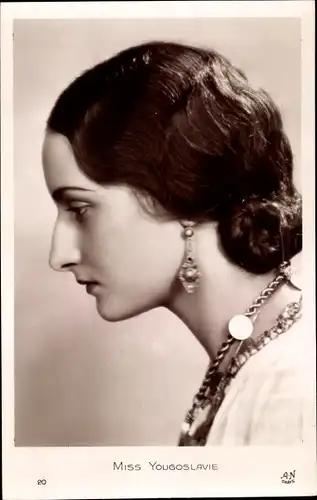 Ak Miss Yougoslavie, Frauenportrait, Schmuck, Halskette, Ohrring