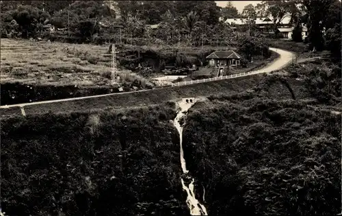 Ak Indonesien, Teilansicht, Wasserfall, Abhang