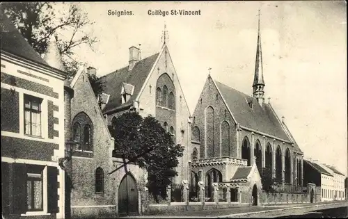 Ak Soignies Wallonien Hennegau, College St. Vincent, Straßenpartie mit Blick auf Kirche