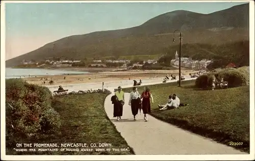 Ak Newcastle Bay Co. Down Nordirland, On the Promenade, Strand