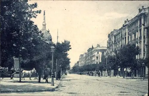 Ak Madrid, Calle de Goya, Straßenpartie mit Gebäudekuppeln