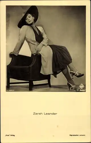 Ak Schauspielerin und Sängerin Zarah Leander, Portrait, Rose von Nowgorod, Ross Verlag A 2034 1