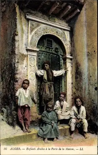 Ak Algier Alger Algerien, Enfants Arabes a la Port de la Maison