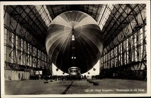 Ak Friedrichshafen am Bodensee, Graf Zeppelin LZ 127, Einbringen in die Halle, Luftschiff