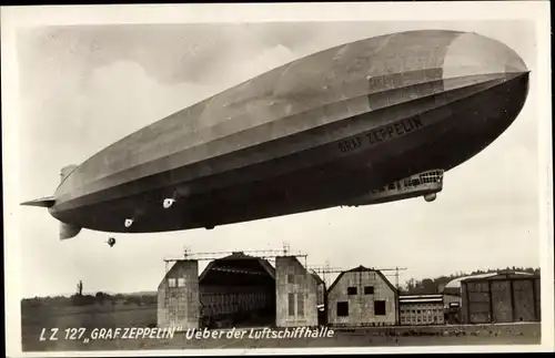 Ak Luftschiff LZ 127 Graf Zeppelin über der Luftschiffhalle