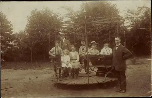 Foto Ak Buer Gelsenkirchen im Ruhrgebiet ?, Personen auf dem Spielplatz, Karussell