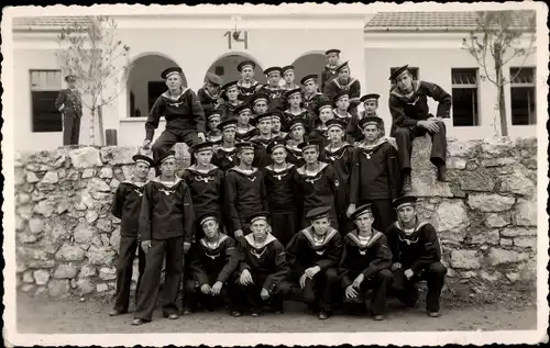 Foto Ak Kraljevska Mornarica, Jugoslawische Marine, Seeleute in Uniformen