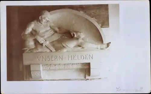 Foto Ak Blick auf ein Kriegerdenkmal, Unsern Helden