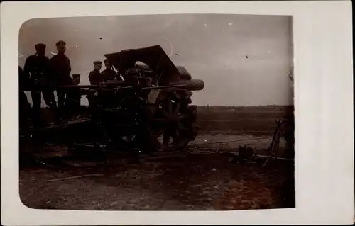 Foto Ak Deutsche Soldaten in Uniformen mit Geschütz, Dicke Berta