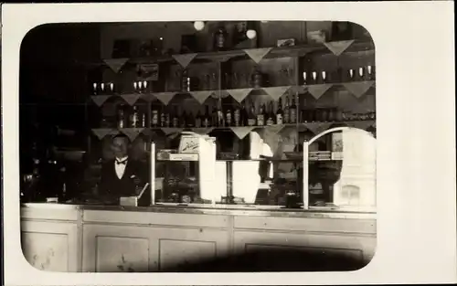 Foto Ak Unbekannter Ort, Verkäufer in einer Handlung, Innenansicht