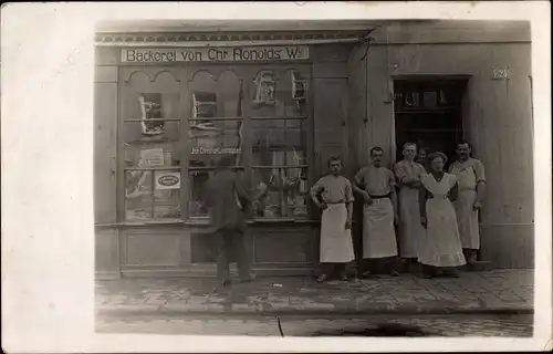 Foto Ak Unbekannter Ort, Bäckerei von Chr. Aonolds Witwe, Hausnummer E 24