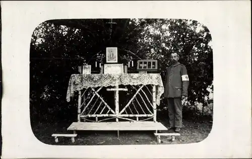 Foto Ak Altar im Feld, Sanitäter in Uniform, I WK